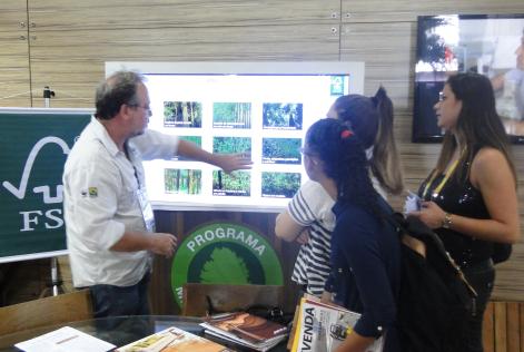 O totem interativo, onde é possível consultar e baixar várias publicações do WWF-Brasil e de nossos parceiros, estará na Green Building Conference